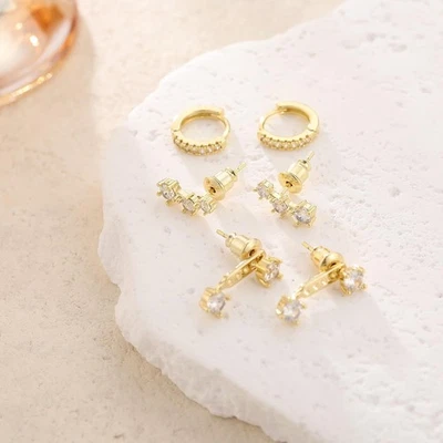 Juego de pendientes de aro chapados en oro de 14K para mujer - delicados pendientes de circonita cúbica con doble perforación Foto 1 de 4