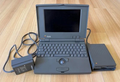 Apple PowerBook 100 con unidad de disquete externa y adaptador de CA en funcionamiento, enciende Foto 1 de 4