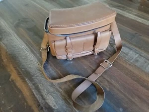 Bolso/bolsa para cámara de 35 mm de cuero de silla de montar de California de colección década de 1940 - Imagen 1 de 6