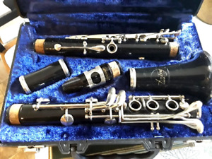 Armstrong Model 4000  Clarinet With Case  pre-owned