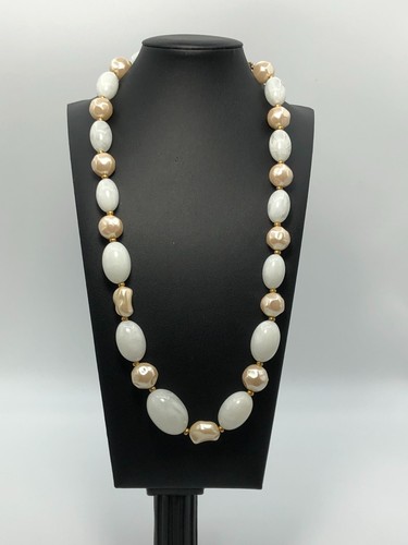 Collana di perle di design Givenchy bianco panna tono oro iridescente 24"