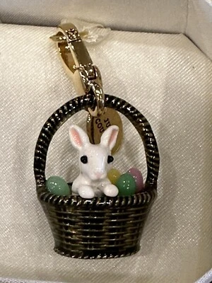 NWT RARE JUICY COUTURE 2013 LIMITED EDITION EASTER BUNNY BASKET CHARM YJRU6471 Foto 1 de 4