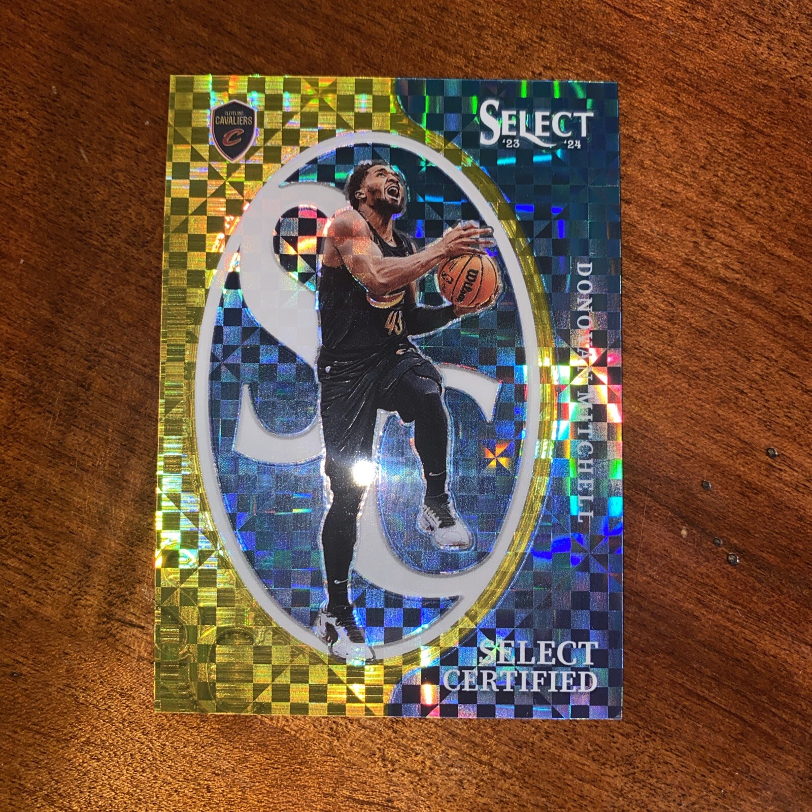 2023-24 Panini Select Donovan Mitchell Select Certified Gold /10 Cleveland Cavs