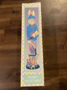 Estatuilla de conejo de Pascua 8 pulgadas sombrero azul y chaqueta sosteniendo pollito en huevo - Imagen 1 de 4