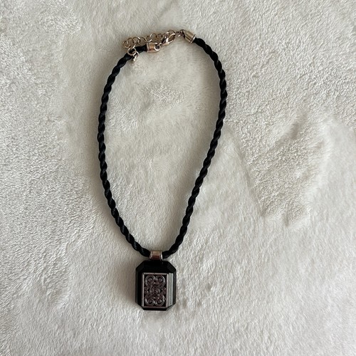 VETEMENTS BRIGHTON Collana con ciondolo rettangolare in argento filigrana nero con cordoncino