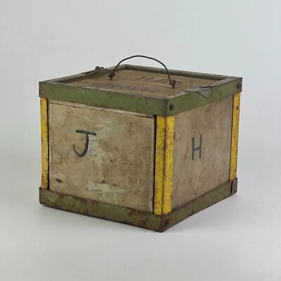 Antigua pequeña caja de almacenamiento primitiva de arte popular de madera y metal en verde y amarillo Foto 1 de 4