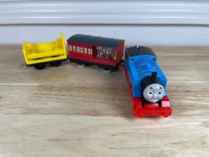 2013 THOMAS THE TRAIN & FRIENDS TRACKMASTER MOTORIZED #1 TANK ENGINE + 2 CARS - Picture 1 of 3