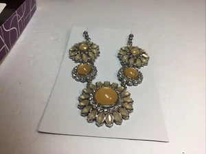 $128 Lia Sophia CHRISTINA'S Joy Lucite Flor Floral Collar Distintivo, Retirado - Imagen 1 de 8