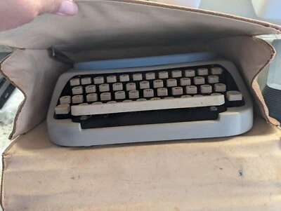 Máquina de escribir portátil Royal Citadel (Holanda) de colección azul gris con estuche de cuero ¡Piezas! Foto 1 de 4