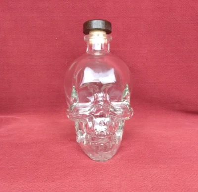 Botella de vodka CRYSTAL HEAD calavera transparente y corcho de madera original 750 ml vacía vacía Foto 1 de 4