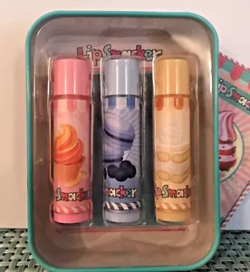 Lip Smacker Confezione da 3 Torte al Burro Pippo Pesca Muffin Mirtillo Macaron LATTA GOURMAND - Foto 1 di 5