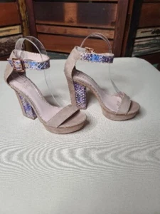 SANDALI DONNA VINCI CAMUTO VC NEDRA SNAKE PELLE SCAMOSCIATA BEIGE TAGLIA EU 27 US 7 ottime condizioni - Foto 1 di 9