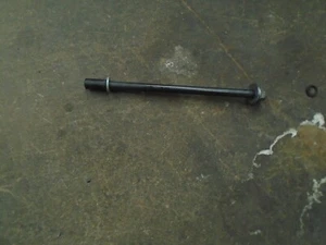 01 2001 Yamaha VSTAR 1100 Classic Rear Axle & Nut - Foto 1 di 1