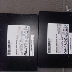 SSD Samsung 960 Go PM963 U.2 NVMe PCIe 2,5" MZ-QLW9600 MZQLW960HMJP-00003 - Photo 1/1