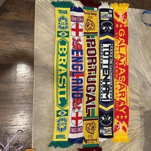 Lotto di 5 SCIARPE CALCIO Brasile, Inghilterra, Portogallo, Tottenha, GALATASARAY frangia - Foto 1 di 7