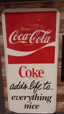 Letrero publicitario de exhibición de metal de Coca Cola de colección - Coca-Cola agrega vida a todo lo bonito Foto 1 de 2