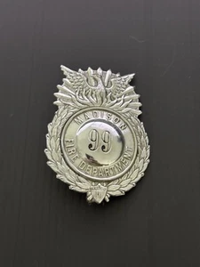 Insignia de bombero del Departamento de Bomberos de Madison Wisconsin 99 de colección obsoleta - Imagen 1 de 3