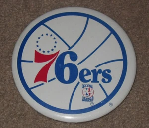 VINTAGE 1977/1978 - 1996/1997 PHILADELPHIA 76ERS ☆RARE☆ 3 1/2" NBA PIN BUTTON - Bild 1 von 1