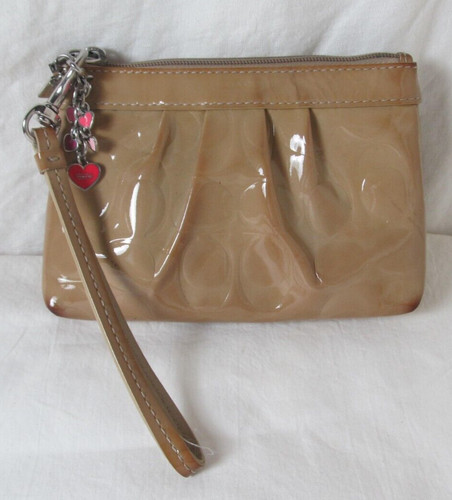 Bracciale Coach Tan Signature in pelle verniciata goffrata con charms #C2