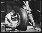 8" x 10" 1942 Photo Un énorme pneu caoutchouc est monté sur la jambe de train d'atterrissage