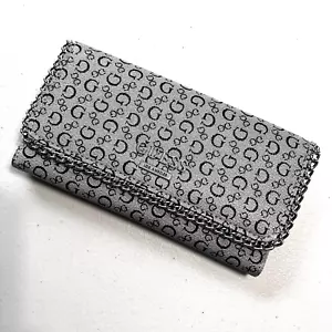 NUOVO Portafoglio Guess Grigio Tela Catena Bordo Tri-Fold Sezioni Carte Di Cassa - Foto 1 di 10