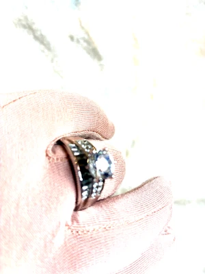 ANILLO DIAMONIQUE CZ REDONDO Y BAGUETTE, ESTERLINA O 14K PLTD, TALLA 7,9,10 (M4833-52) Foto 1 de 2