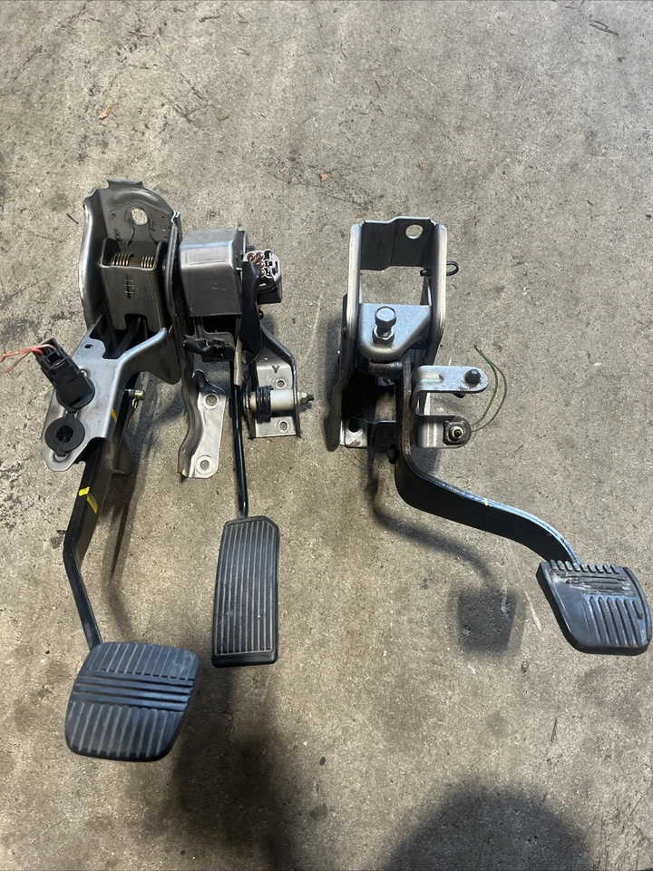 03-08 Nissan G35 350Z  Manual Trans 6-Speed MT Brake And Clutch Pedal - Image 1 of 4