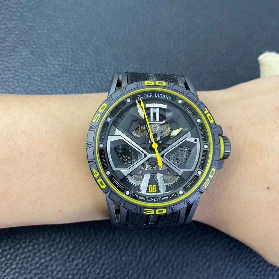 Reloj mecánico automático ROGER DUBUIS para hombre 46 mm Foto 1 de 4