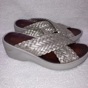 Bzees zierliche silber metallic gewebte X-Band bequeme Stretch-Pantoletten Sandalen Gr. 7 M - Bild 1 von 8