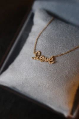 ¡NUEVO! Collar de amor pequeño de diamantes y oro amarillo de 14 k Sydney Evan Foto 1 de 3