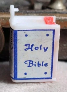 Vintage Plastic Holy Bible charm jewelry  - Imagen 1 de 4