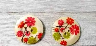 large wood flower sewing buttons 4 holes 1 1/8 inch red green black 2pc set - Image 1 of 2