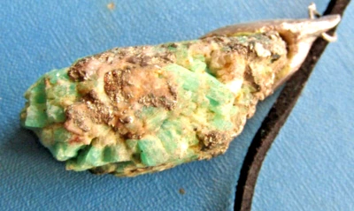 Ciondolo in smeraldo grezzo a matrice, argento solido 925 segue la forma dell... - Immagine 1 di 4