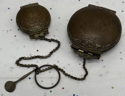 Antiguo RARO Par Sri Lanka Ceilán Killotaya Chunam Latón Betel Lima Estuche Caja’s Foto 1 de 4