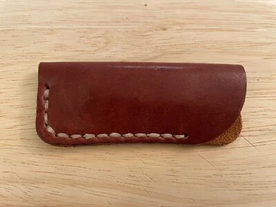 Chinelo EDC de couro marrom personalizado (3,75" x 1,5") - Imagem 1 de 2