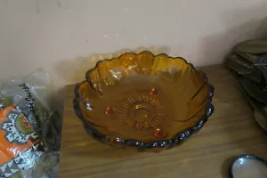Tazón central vintage de vidrio ámbar de 11" con patas de girasol borde festoneado - Imagen 1 de 5
