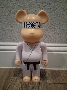 Bearbrick Cobra Kai Miyagi-Do Karate 400% Figur - KOSTENLOSER VERSAND - Bild 1 von 4
