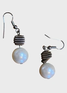 Vintage Faux Pearl & Wire Coil Dangle Pierced Earrings - Bild 1 von 2
