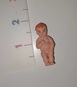 Casa delle Bambole Vintage Miniature Statuina Bambino Plastica PVC Occhi Blu Capelli Rossi - Foto 1 di 6