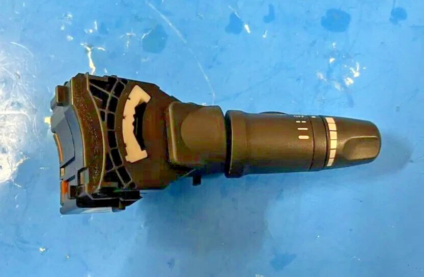 2002-2004 INFINITI I35 WINDSHIELD WIPER CONTROL SWITCH OEM 25260 5Y700 - Image 1 of 4