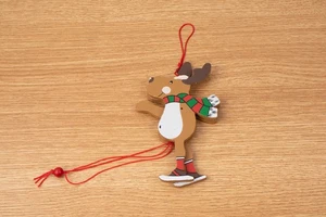 Reindeer Skating Pull String Christmas Ornament Wooden - Bild 1 von 4
