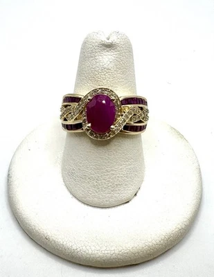 Anillo de oro amarillo de 14k con rubíes y diamantes talla 7,75 precio de venta sugerido por el fabricante 5.800 USD Foto 1 de 4