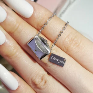 Damen Halskette Umschlag Medaillon Anhänger "I Love You" Buchstabe Geschenk Schmuck - Bild 1 von 4