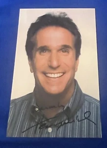 HENRY WINKLER SIGNED POSTCARD 3.5 X 5.5” SIZE AUTOGRAPHED FRONT & BACK - Picture 1 of 2