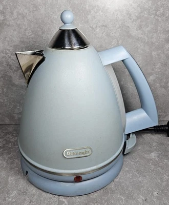 Usado - Hervidor de agua Delonghi 1,7 L Argento Flora en azul KBX3016AZ Foto 1 de 4
