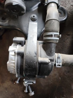 VOLKSWAGEN TIGUAN E GTE AD Additional Water Pump 04L965567 1.4 Hybrid 180kw 2021 — 第 1/4 张图片