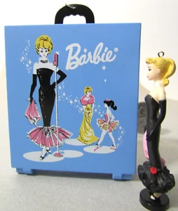 Hallmark Miniature Ornament 2001 SOLO en el FOCO estuche y Barbie - Imagen 1 de 14