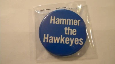 Penn State Central Counties Bank Hammer The Hawkeyes 1972 botón/pin - 2 pulgadas Foto 1 de 2
