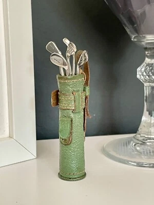 Novità Silver Golf Club Manicure Set Borsa da Golf in Pelle Verde Vanità da Collezione - Immagine 1 di 4
