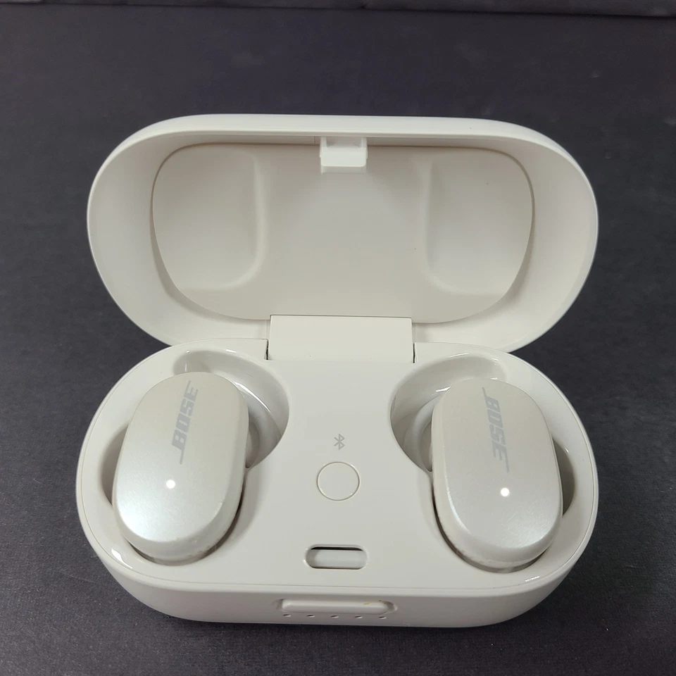 Auriculares inalámbricos verdaderos con cancelación de ruido Bose QuietComfort con estuche 429708 - blancos Foto 1 de 4